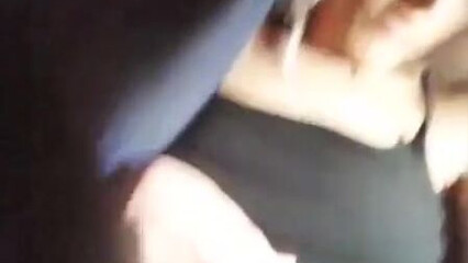 Толстенькая баба мастурбирует киску в машине
